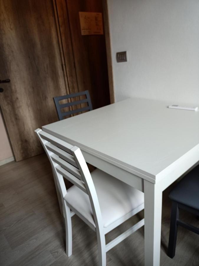 Vite Dipinte 1 Bilocale In Langa Apartment โนเวลโล ภายนอก รูปภาพ