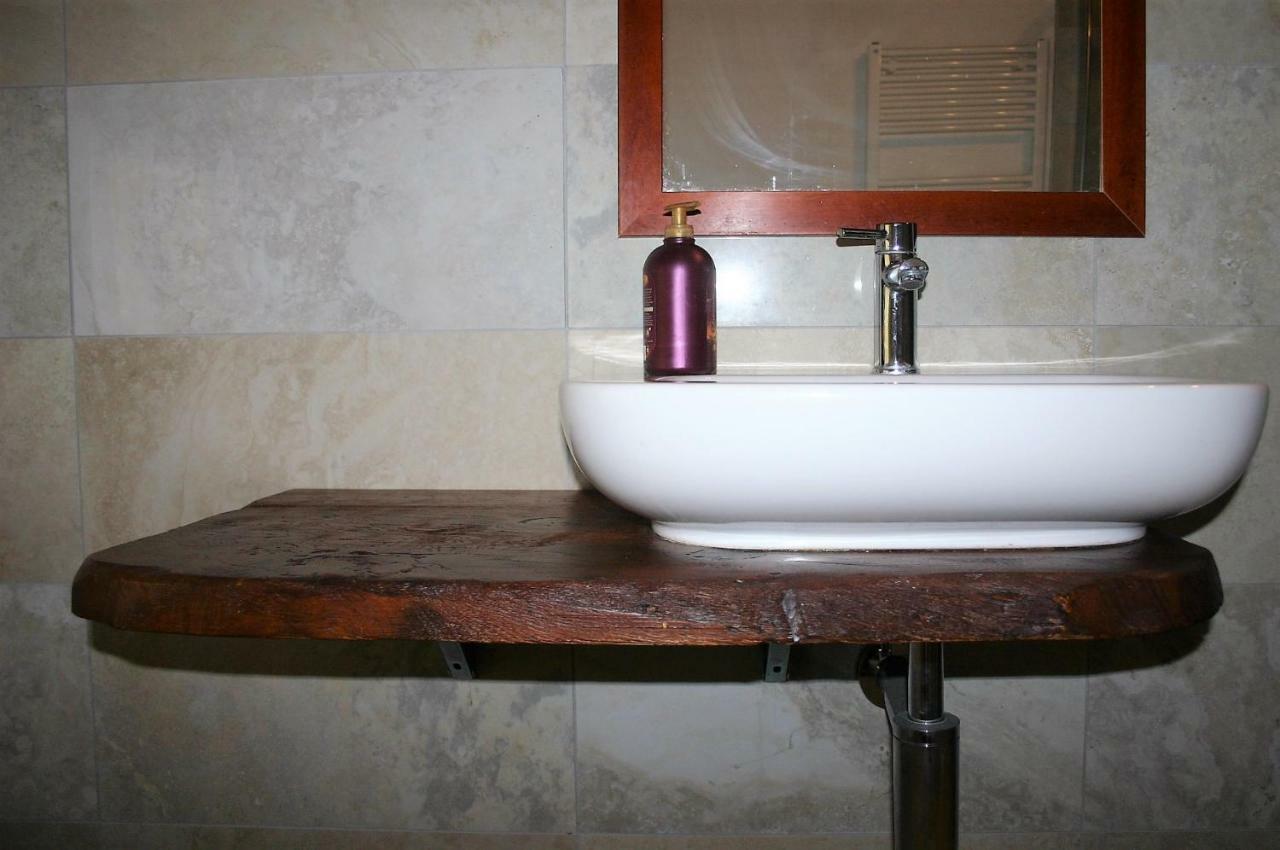 Vite Dipinte 1 Bilocale In Langa Apartment โนเวลโล ภายนอก รูปภาพ